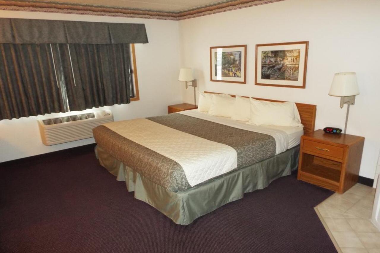 FairBridge Inn&Suites Thorp Extérieur photo