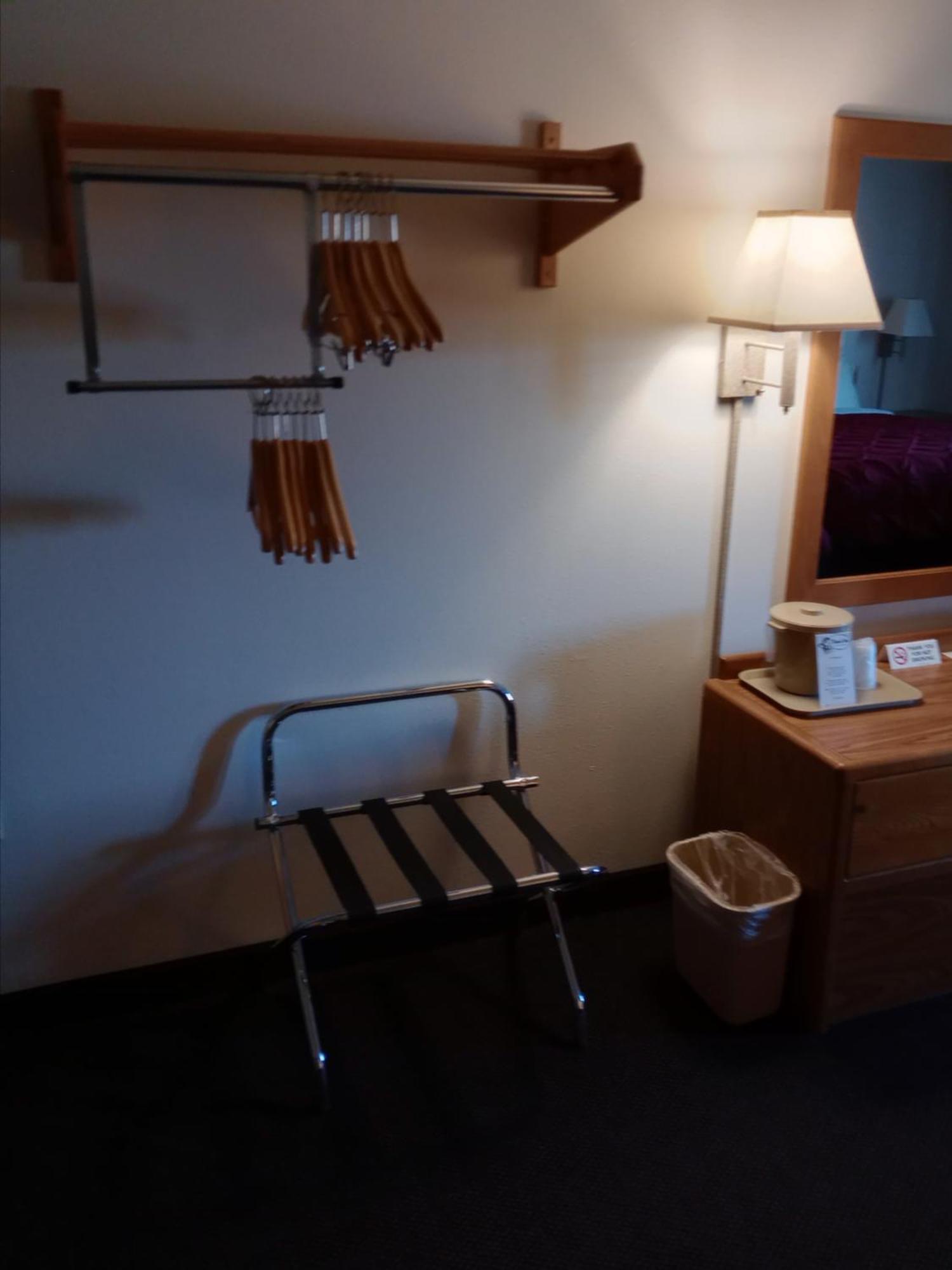 FairBridge Inn&Suites Thorp Extérieur photo