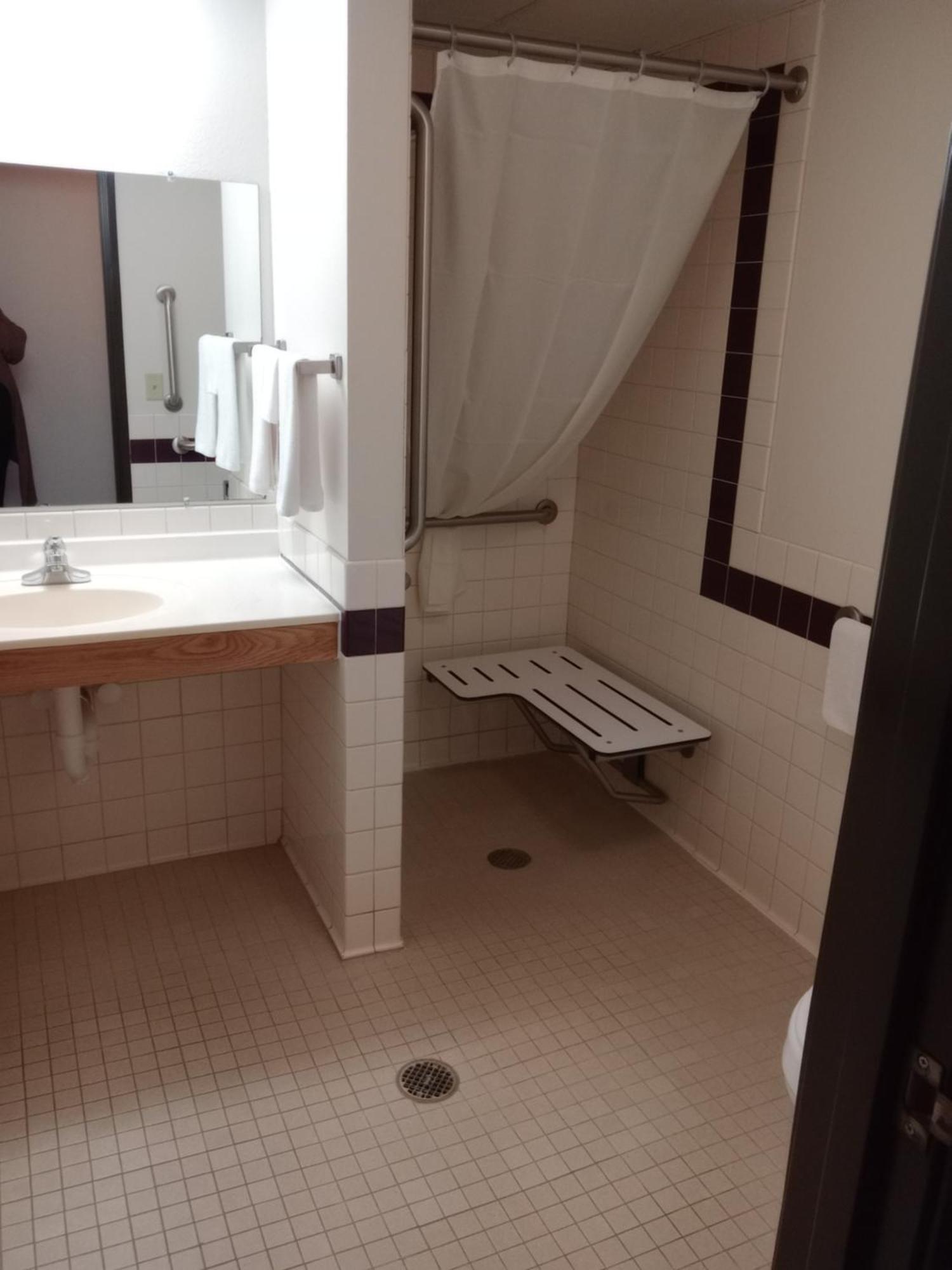 FairBridge Inn&Suites Thorp Extérieur photo