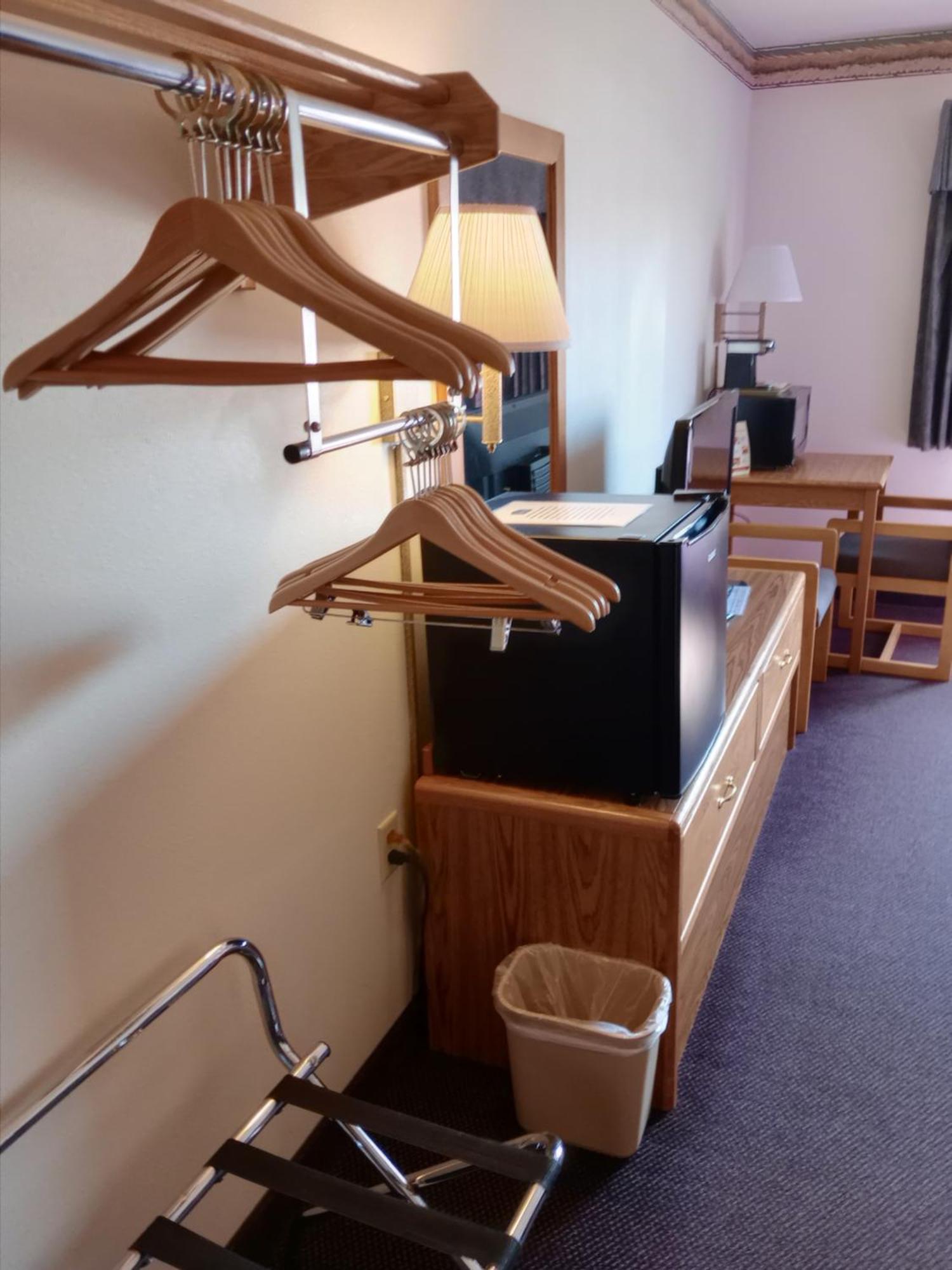 FairBridge Inn&Suites Thorp Extérieur photo