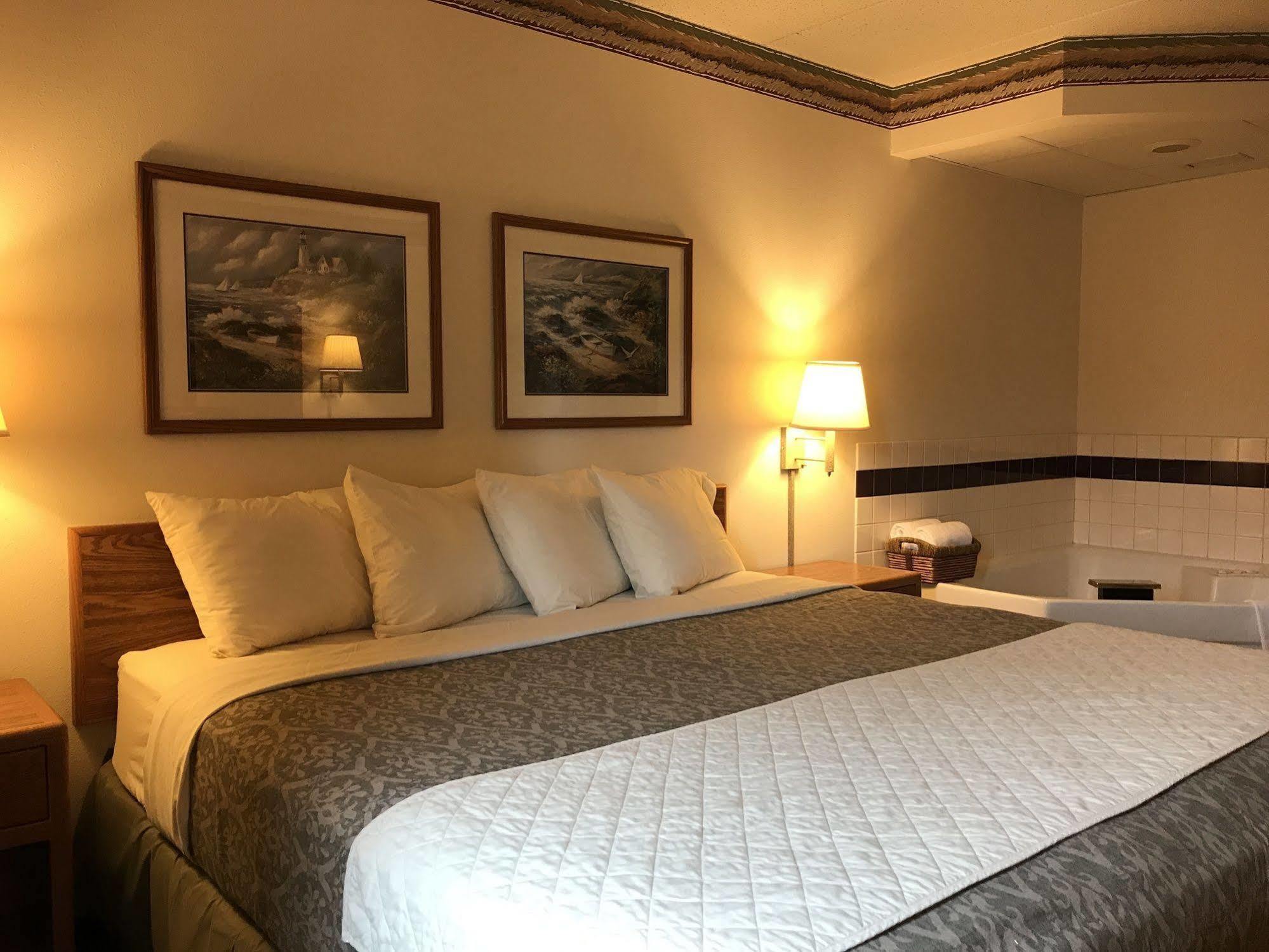 FairBridge Inn&Suites Thorp Extérieur photo