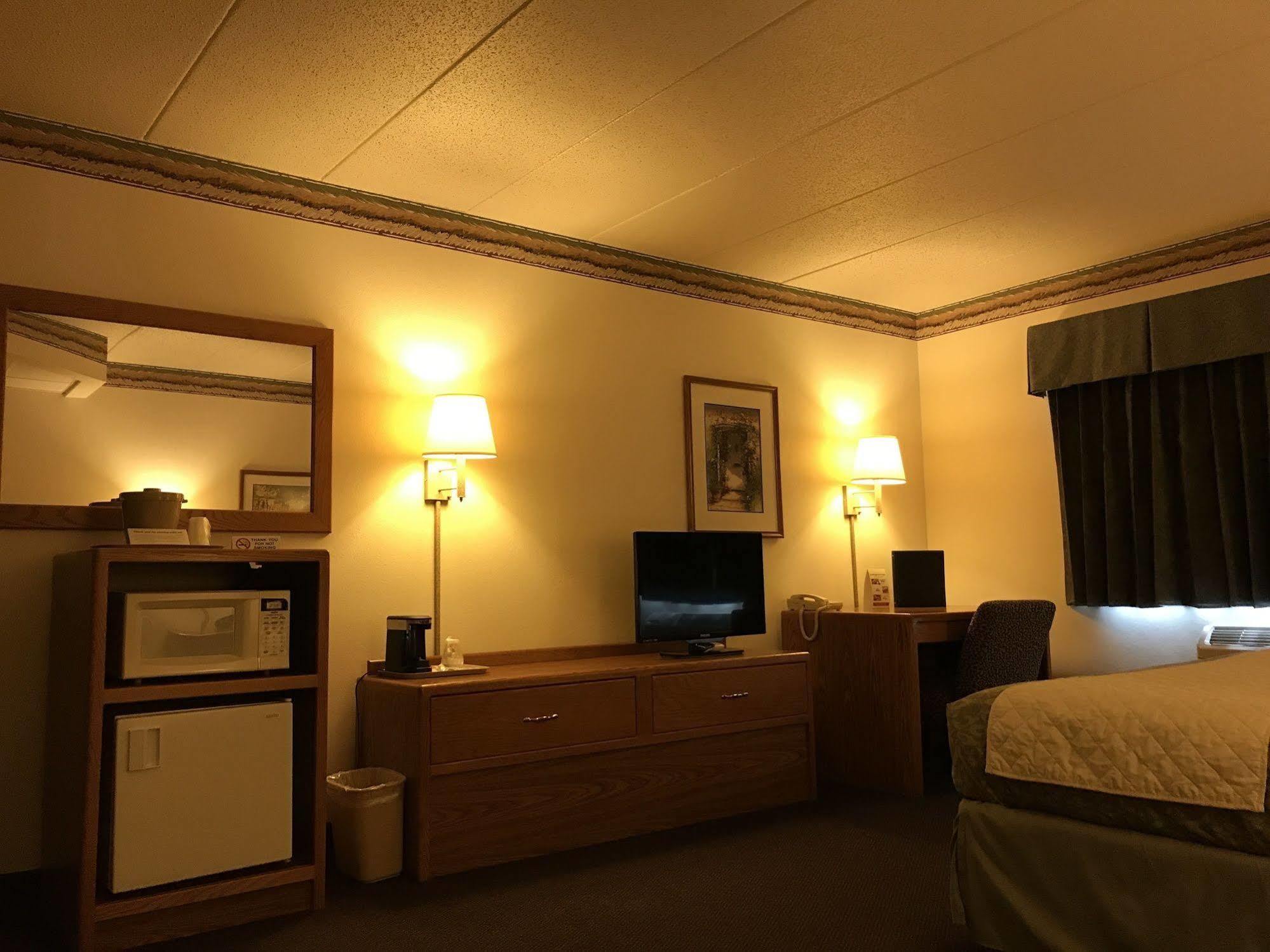 FairBridge Inn&Suites Thorp Extérieur photo