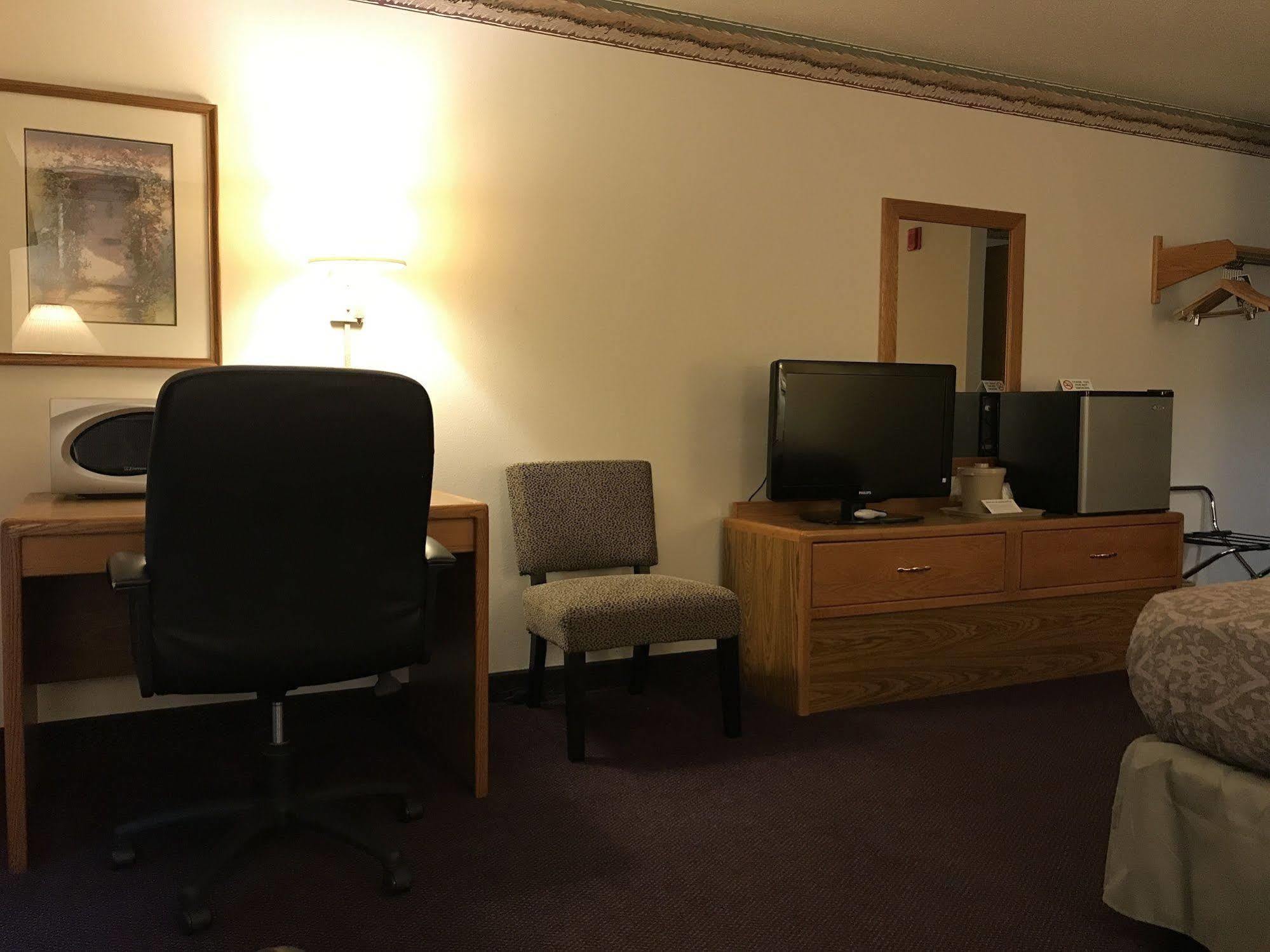 FairBridge Inn&Suites Thorp Extérieur photo